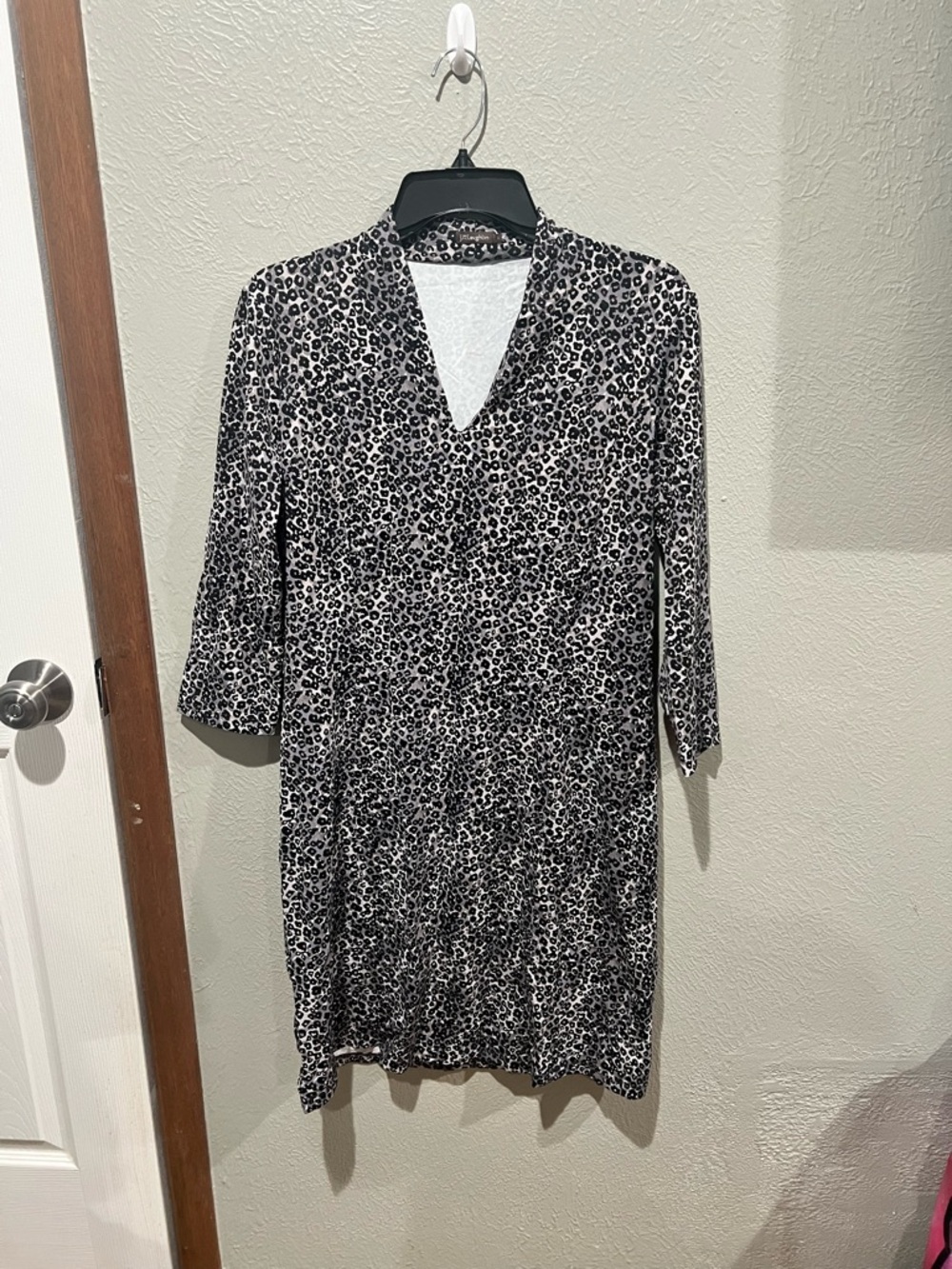 J. McLaughlin Black and White Leopard Print Long Sleeve Dress V Neck Chic Office